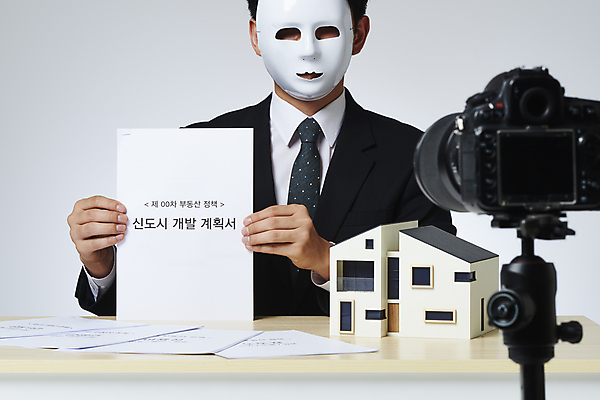 포토 JPG 스튜디오촬영 남자 부동산 안내 실내 가면 한명 들기 상반신 20대 성인 앞모습 카메라 한국인 흰배경 제안서 건축모형 부동산거래 개발 방송장비 부동산시장 부동산전문가 부동산정책 부동산투자 분양 불법 신도시 아파트분양 성인남자한명만 크리에이터 1인미디어 영상촬영 부동산투기 국내포토 직업 1 뷰포인트 백그라운드 모션 아파트 사람 동양인 청년 내부 전자제품 모형 촬영 장비 흰색 도시 범죄 시장 재산 전문직 투자 방송 정책 남자한명만 성인남자만 파일형식