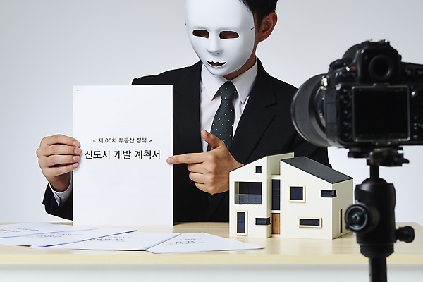 포토 JPG 스튜디오촬영 응시 남자 부동산 안내 실내 가면 한명 들기 상반신 20대 성인 앞모습 카메라 한국인 가리킴 흰배경 제안서 건축모형 부동산거래 개발 방송장비 부동산시장 부동산전문가 부동산정책 부동산투자 분양 불법 신도시 아파트분양 성인남자한명만 크리에이터 1인미디어 영상촬영 부동산투기 국내포토 직업 1 시선 뷰포인트 백그라운드 모션 아파트 사람 동양인 손짓 청년 내부 전자제품 모형 촬영 장비 흰색 도시 범죄 시장 재산 전문직 투자 방송 정책 남자한명만 성인남자만 파일형식