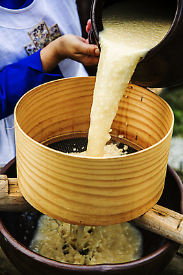 포토 JPG 주간 여자 한명 들기 상반신 성인 야외 쌀 채망 항아리 붓기 경기도 쌀막걸리 성인여자한명만 국내포토 여주시 자연요소 1 모션 주방용품 곡류 한국 사람 도자기 막걸리 여자한명만 성인여자만 파일형식