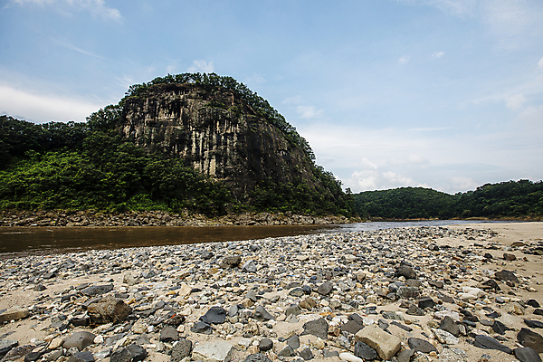 포토 JPG 주간 나무 자연 하늘 바위산 산 사람없음 야외 강 절벽 숲 경기도 절벽바위 연천 국내포토 자연요소 식물 한국 바위_돌 돌산 생태계 파일형식