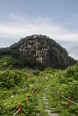 포토 JPG 주간 하늘 바위산 사람없음 야외 울타리 바위 암벽 경기도 등산로 연천 국내포토 자연요소 한국 담장 등산 돌_바위 돌산 파일형식