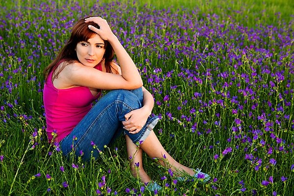 포토 JPG 해외이미지 백인 모델 라이프스타일 여자 꽃 얼굴 생각 밭 자연 휴식 한명 사람 앉기 성인 야외 초록색 태양 뷰티 맑음 봄 기쁨 자유 장면 해외포토 자연요소 서양인 식물 1 계절 감정 컬러 컨셉 농업 모션 날씨 생활 신체부위 생태계 파일형식 이미지허브