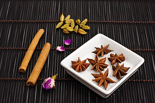 포토 JPG 해외이미지 스튜디오촬영 음식 크리스마스 재료 사람없음 가로 갈색 검은색 침묵 흰색 조미료 향신료 향료 성분 시나몬 정물화 해외포토 기념일 컬러 실내 소리 그림 향기 냄새 향미료 파일형식 이미지허브