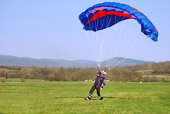 포토 JPG 해외이미지 주간 남자 하늘 한명 성인 야외 비행 낙하산 패러글라이딩 글라이더 땅바닥 성인남자한명만 해외포토 자연요소 1 스포츠 바닥 사람 남자한명만 성인남자만 파일형식 이미지허브