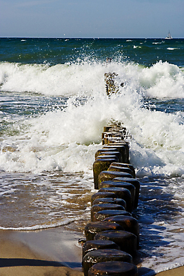 포토 JPG 해외이미지 파도 바다 모션 자연 하늘 풍경 사람없음 세로 물 파란색 햇빛 흰색 널 방파제 발트해 해외포토 자연요소 공공시설 컬러 북유럽 태양 생태계 파일형식 이미지허브
