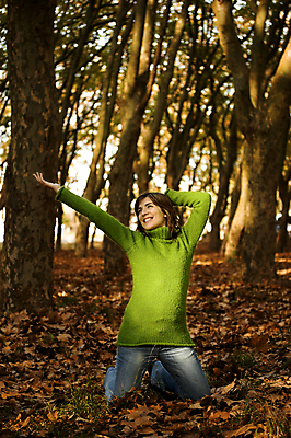 포토 JPG 해외이미지 나무 백인 라이프스타일 계절 공원 여자 행복 잎 자연 휴식 갈색머리 한명 사람 성인 야외 초록색 뷰티 노란색 유행 기쁨 낭만 표현 신선 숲 내추럴 해외포토 서양인 식물 1 헤어스타일 공공시설 감정 컬러 컨셉 생활 생태계 파일형식 이미지허브