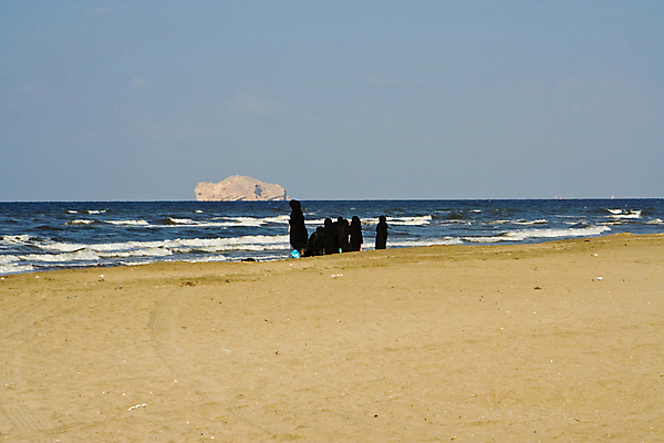 포토 JPG 해외이미지 전통 여자 중동 하늘 사람 성인 사람없음 야외 가로 파란색 햇빛 검은색 전통의상 바둑 해외포토 나라 컬러 놀이 태양 파일형식 이미지허브