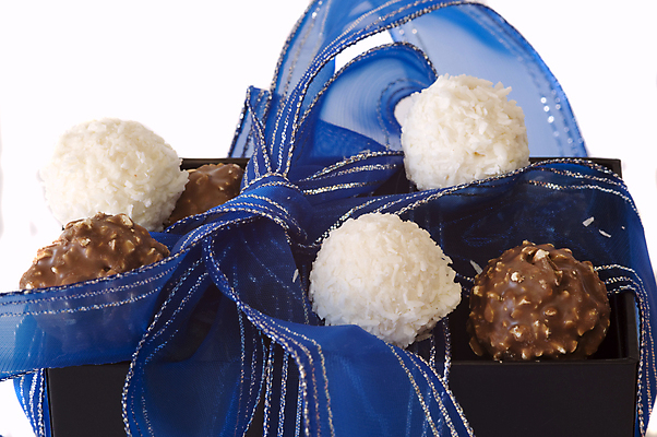 포토 JPG 해외이미지 모양 기념일 리본 음식 백그라운드 휴가 디저트 발렌타인데이 사탕 선물 사람없음 장식 과자 초콜릿 어둠 기쁨 우유 견과류 흰색 대접 고급 달콤 맛 폐기물 유혹 설탕 먹기 스위스 질감 땅콩 코코넛 모음 코코아 충동구매 고립 프랄린 맛있는 해외포토 감정 유럽 음료 컬러 컨셉 과일 모션 데이이벤트 유제품 이벤트 쇼핑 쓰레기 과소비 파일형식 이미지허브