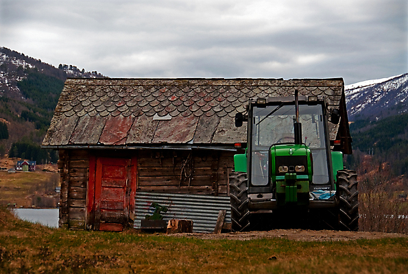 포토 JPG 해외이미지 라이프스타일 자연 지붕 산 사람없음 목재 빨간색 초록색 농장 문 봄 장비 도구 시골 업무 숲 트랙터 헛간 외양간 밭일 수목 옛날 해외포토 나무 계절 컬러 농업 재료 생활 작업 농기계 생태계 저장고 특수차량 파일형식 이미지허브