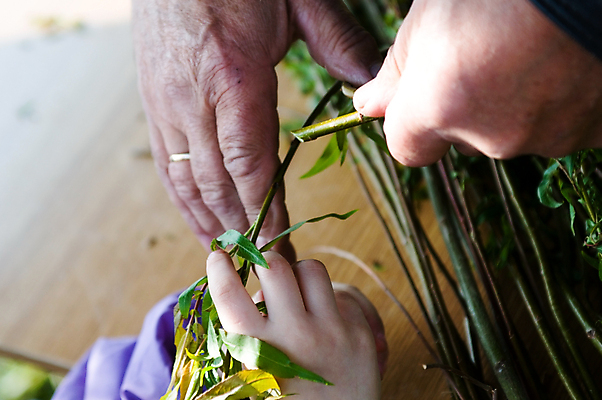 포토 JPG 해외이미지 학생 전통 손 디자인 교육 어린이 패턴 부활절 나선형 사람없음 장식 소풍 갈색 바구니 공구 시골 원형 가르침 닫기 정상 버드나무 묘사 질감 밀짚 짜임 수공예 내추럴 솜씨 핸드메이드 해외포토 도형 나무 기념일 컬러 무늬 모션 사람 신체부위 야외활동 도구 짚 공예 파일형식 이미지허브