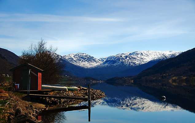 포토 JPG 해외이미지 호수 자연 하늘 산 노르웨이 사람없음 파란색 빛 태양 반사 맑음 봄 거울 보트 헛간 스칸디나비아 해외포토 자연요소 계절 유럽 컬러 배_교통 날씨 생태계 저장고 파일형식 이미지허브