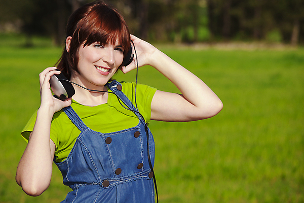 포토 JPG 해외이미지 1 라이프스타일 여자 행복 음악 이어폰 밭 자연 하늘 휴식 한명 사람 성인 야외 초록색 파란색 헤드폰 봄 기쁨 듣기 자유 표현 신선 전화기 무료 해외포토 계절 감정 컬러 음향기기 컨셉 농업 모션 문화예술 생활 생태계 파일형식 이미지허브