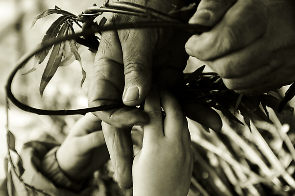 포토 JPG 해외이미지 학생 전통 손 디자인 교육 어린이 패턴 부활절 나선형 사람없음 장식 소풍 갈색 바구니 공구 시골 원형 가르침 닫기 정상 버드나무 묘사 질감 밀짚 짜임 수공예 내추럴 솜씨 핸드메이드 해외포토 도형 나무 기념일 컬러 무늬 모션 사람 신체부위 야외활동 도구 짚 공예 파일형식 이미지허브