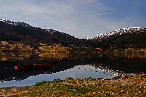 포토 JPG 해외이미지 호수 자연 산 노르웨이 숙이기 사람없음 목재 물 태양 농장 반사 맑음 봄 거울 시골 보트 숲 나룻배 속도 스칸디나비아 해외포토 자연요소 나무 계절 유럽 포즈 농업 배_교통 재료 날씨 생태계 파일형식 이미지허브