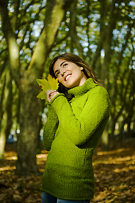 포토 JPG 해외이미지 나무 백인 라이프스타일 계절 공원 여자 행복 잎 자연 휴식 갈색머리 한명 사람 성인 야외 초록색 뷰티 유행 기쁨 낭만 표현 신선 잡기 숲 내추럴 해외포토 서양인 식물 1 헤어스타일 공공시설 감정 컬러 컨셉 모션 생활 생태계 파일형식 이미지허브