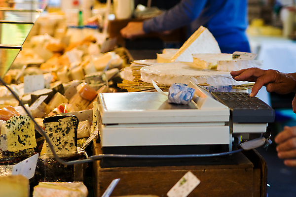 포토 JPG 해외이미지 손 음식 손가락 치즈 저울 사람 사람없음 가로 노란색 판매 상점 시장 눈금 판매원 분양 식품점 해외포토 직업 컬러 부동산 유제품 신체부위 파일형식 이미지허브