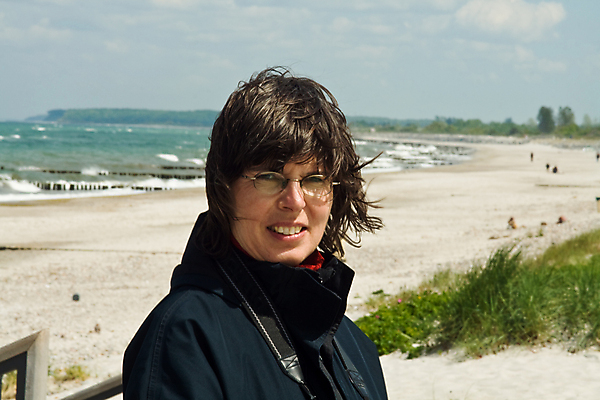 포토 JPG 해외이미지 백인 1 응시 여자 안경 얼굴 파도 바다 중년 자연 바람 휴가 갈색머리 한명 사람 성인 야외 가로 캐주얼 물 파란색 햇빛 검은색 치아 해외포토 자연요소 서양인 헤어스타일 시선 잡화 옷 컬러 날씨 신체부위 태양 소화기관 생태계 파일형식 이미지허브