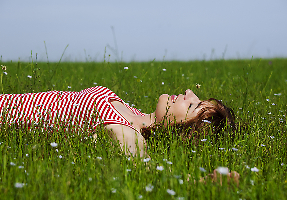 포토 JPG 해외이미지 백인 모델 라이프스타일 여자 꽃 행복 얼굴 분홍색 밭 자연 휴식 한명 사람 성인 야외 뷰티 맑음 화목 봄 기쁨 자유 장면 거짓말 해외포토 서양인 식물 1 계절 감정 컬러 컨셉 농업 날씨 생활 신체부위 생태계 파일형식 이미지허브