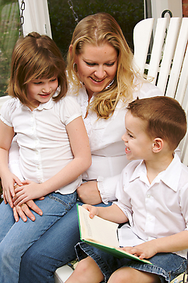 포토 JPG 해외이미지 주간 백인 라이프스타일 여자 딸 행복 아들 어린이 의자 가족 포옹 엄마 휴식 주택 함께함 실내 3 이야기 사랑 미소 웃음 사람 앉기 소년 책 세로 세명 30대 독서 방 휴게실 리빙 해외포토 자연요소 서양인 남자 감정 가구 컨셉 관계 안기 모션 표정 내부 건물 생활 장년 파일형식 이미지허브