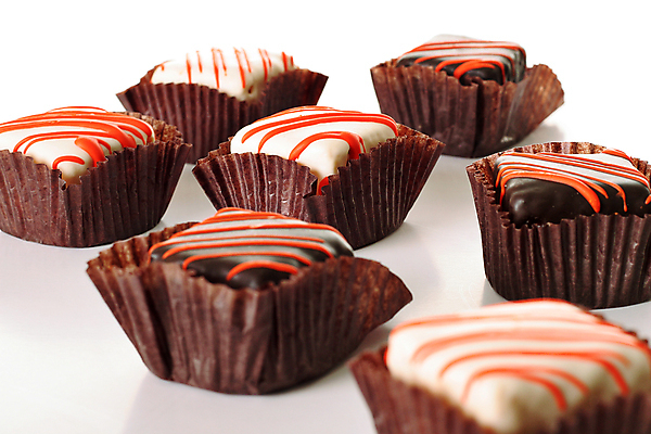 포토 JPG 해외이미지 음식 빵 디저트 사탕 사람없음 장식 갈색 과자 케이크 사각형 초콜릿 얼음 어둠 빵집 흰색 대접 달콤 맛 아침식사 상품 설탕 굽기 묘사 칼로리 코코아 충동구매 바닐라 페스츄리 프로스팅 맛있는 해외포토 자연요소 도형 음료 컬러 컨셉 쇼핑 상점 식사 구이 제빵 과소비 파일형식 이미지허브