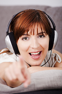 포토 JPG 해외이미지 백인 1 라이프스타일 여자 행복 음악 모바일 주택 실내 한명 미소 사람 20대 성인 소파 뷰티 머리 헤드폰 듣기 가리킴 신선 전화기 거짓말 혼자 해외포토 서양인 감정 음향기기 의자 모션 문화예술 표정 손짓 청년 내부 건물 생활 신체부위 파일형식 이미지허브