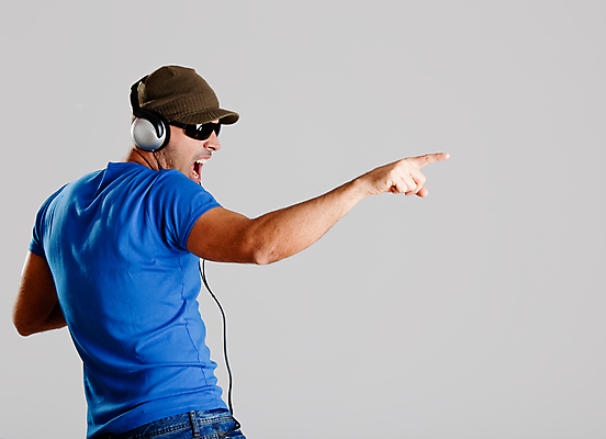 포토 JPG 해외이미지 모델 라이프스타일 손 남자 행복 음악 이어폰 장신구 한명 사람 소년 성인 파란색 선글라스 유행 헤드폰 소리 기쁨 듣기 시원함 전화기 고립 캡모자 스타일 해외포토 모자_잡화 1 감정 안경 어린이 컬러 음향기기 모션 문화예술 생활 신체부위 파일형식 이미지허브