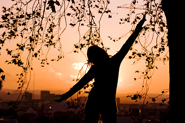 포토 JPG 해외이미지 나무 여자 행복 실루엣 여행 하늘 휴식 나뭇잎 한명 상반신 성인 야외 앞모습 일몰 자유 역광 손뻗기 성인여자한명만 해외포토 식물 1 감정 뷰포인트 컨셉 잎 모션 촬영기법 사람 노을 여자한명만 성인여자만 파일형식 이미지허브