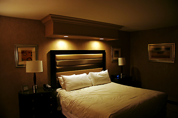 포토 JPG 해외이미지 시계 액자 침구 호텔 휴식 조명 실내 사람없음 빛 인테리어 침대 스탠드 객실 해외포토 디자인 가구 컨셉 숙소 내부 파일형식 이미지허브