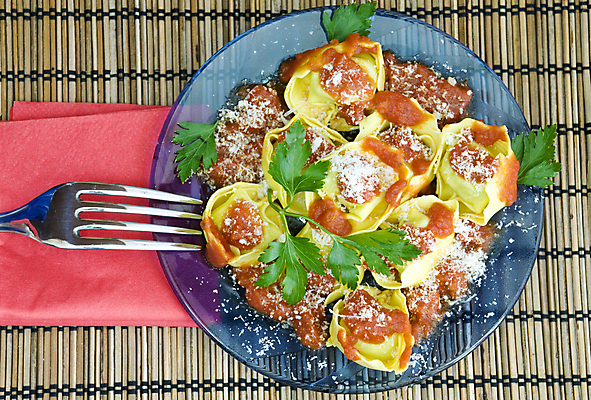 포토 JPG 해외이미지 모양 전통 접시 음식 백그라운드 토마토 치즈 파스타 파슬리 건강 요리 사람없음 빨간색 초록색 여름 식당 식사 저녁식사 버섯 이탈리아 흰색 신선 그룹 맛 자르기 지중해 먹기 허브 크림 메뉴 날것 서빙 시금치 점심식사 폭식 라비올리 채식주의자 리코타치즈 토르텔리니 해외포토 식물 식기 계절 유럽 바다 컬러 컨셉 채소 모션 유제품 서양음식 상점 채식 파일형식 이미지허브
