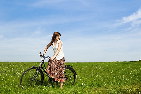 포토 JPG 해외이미지 구름 라이프스타일 응시 공원 여자 스포츠 밭 자연 하늘 휴식 건강 한명 미소 사람 잔디 초원 성인 야외 초록색 파란색 청춘 뷰티 자전거 봄 기쁨 자유 수확 신선 떨어짐 무료 바이킹 옛날 해외포토 자연요소 식물 1 시선 계절 공공시설 감정 컬러 컨셉 농업 표정 생활 바이크 생태계 파일형식 이미지허브