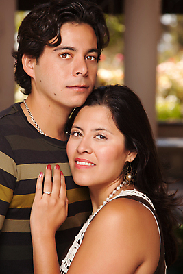 포토 JPG 해외이미지 주간 커플 응시 공원 여자 남자 행복 여유 2 관계 남편 함께함 사랑 미소 사람 20대 성인 야외 두명 가로 30대 낭만 닫기 히스패닉 해외포토 자연요소 시선 공공시설 감정 컨셉 모션 표정 청년 장년 파일형식 이미지허브