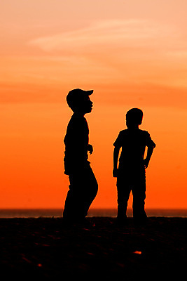 포토 JPG 해외이미지 남자 행복 실루엣 어린이 여행 하늘 소년 해변 야외 앞모습 옆모습 친구 일몰 우정 자유 소년만 해외포토 감정 바다 뷰포인트 컨셉 관계 촬영기법 사람 노을 남자만 어린이만 파일형식 이미지허브