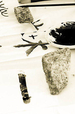 포토 JPG 해외이미지 모양 학생 전통 손 알파벳 교육 남자 아시아 종이 문화 어린이 캘리그라피 텍스트 손가락 학교 수채화 잉크 미술 사람 동양인 인종 사람없음 펜 일본 교사 중국 페인트 젖음 기록 붓 가르침 스케치 책상 오브젝트 싱글 그림 페인트붓 최초 세피아 초보 필기체 해외포토 직업 문자 영어 나라 가구 문화예술 촬영기법 신체부위 필기구 파일형식 이미지허브