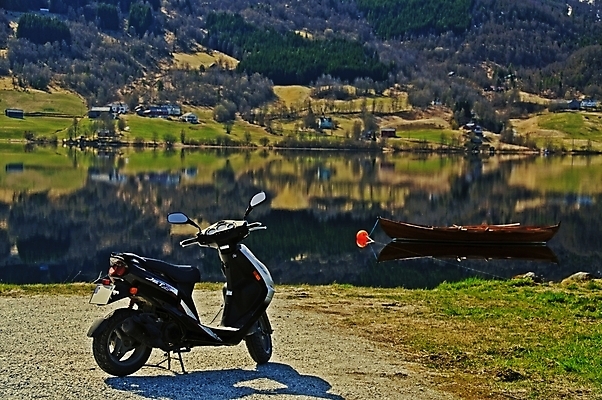 포토 JPG 해외이미지 호수 여행 자연 휴식 노르웨이 사람없음 목재 물 태양 농장 반사 소풍 맑음 봄 운전 스쿠터 시골 보트 숲 주차 나룻배 언덕 활 일시정지 모터 스칸디나비아 해외포토 자연요소 나무 계절 유럽 컨셉 농업 배_교통 재료 모션 날씨 야외활동 오토바이 생태계 파일형식 이미지허브