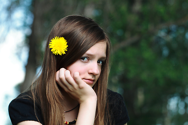 포토 JPG 해외이미지 응시 여자 꽃 얼굴 자연 휴식 한명 사람 10대 뷰티 고독 숲 사춘기 해외포토 식물 1 시선 감정 컨셉 청소년 신체부위 생태계 파일형식 이미지허브