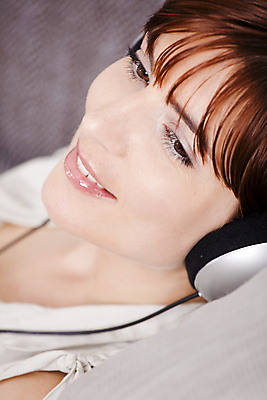 포토 JPG 해외이미지 백인 1 라이프스타일 여자 행복 음악 모바일 휴식 주택 실내 한명 미소 사람 앉기 20대 성인 소파 뷰티 머리 헤드폰 듣기 신선 닫기 전화기 혼자 해외포토 서양인 감정 음향기기 컨셉 의자 모션 문화예술 표정 청년 내부 건물 생활 신체부위 파일형식 이미지허브