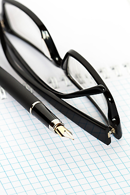 포토 JPG 해외이미지 종이 안경 비즈니스 문구용품 사람없음 펜 만년필 사무용품 기록 해외포토 잡화 필기구 오브젝트 파일형식 이미지허브