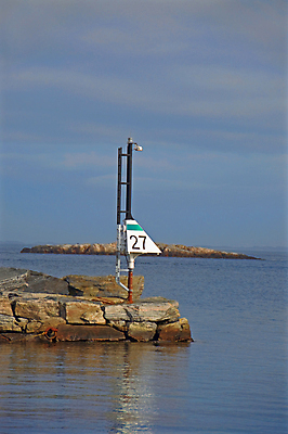 포토 JPG 해외이미지 바다 섬 가이드 항해 경비 안전 사람없음 물 파란색 빛 햇빛 숫자 항구 신호 포트 해외포토 자연요소 직업 문자 컬러 배_교통 교통시설 태양 보호 파일형식 이미지허브