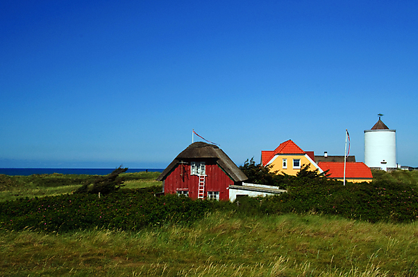 포토 JPG 해외이미지 유럽 여행 하늘 휴가 주택 덴마크 사람없음 목재 빨간색 파란색 태양 장미 노란색 마을 탑 맑음 침묵 흰색 시골 깃발 작음 모래언덕 스칸디나비아 해외포토 자연요소 나무 건축물 꽃 나라 컬러 재료 날씨 북유럽 건물 소리 크기 언덕 파일형식 이미지허브