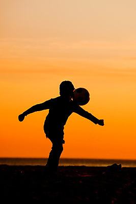 포토 JPG 해외이미지 전신 남자 행복 실루엣 어린이 여행 하늘 한명 소년 해변 야외 앞모습 운동 일몰 자유 공차기 소년한명만 해외포토 1 감정 바다 뷰포인트 컨셉 모션 촬영기법 건강 사람 노을 남자한명만 소년만 파일형식 이미지허브