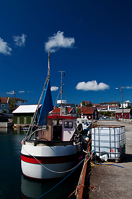 포토 JPG 해외이미지 구름 밧줄 바다 하늘 주택 항해 노르웨이 어류 사람없음 물 여름 파란색 태양 마을 항구 맑음 흰색 업무 사회 작음 정박 포트 스칸디나비아 해외포토 자연요소 계절 유럽 줄 컬러 배_교통 교통시설 날씨 건물 수중동물 작업 크기 공동체 파일형식 이미지허브
