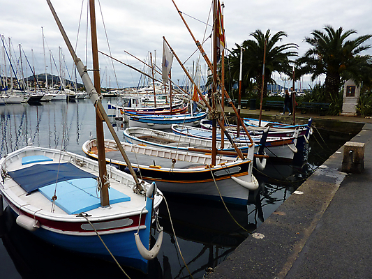 포토 JPG 해외이미지 나무 바다 교통시설 하늘 손바닥 사람없음 파란색 반사 여행객 탑 항구 맑음 프랑스 보트 지중해 정박 포트 타운 돛대 프랑스어 프로방스 해외포토 식물 문자 건축물 손 유럽 컬러 교통 배_교통 날씨 사람 도시 시설 파일형식 이미지허브