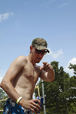 포토 JPG 해외이미지 백인 모자 손 남자 수영복 행복 얼굴 손가락 한명 미소 사람 성인 청춘 기쁨 흰색 가리킴 인덱스 해외포토 서양인 1 잡화 옷 감정 컬러 컨셉 표정 손짓 신체부위 파일형식 이미지허브