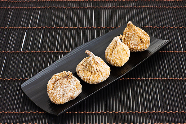 포토 JPG 해외이미지 스튜디오촬영 접시 음식 과일 건조 건강 사람없음 가로 검은색 4 건강식 무화과 해외포토 식기 컬러 실내 숫자 파일형식 이미지허브