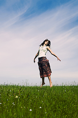 포토 JPG 해외이미지 드레스 공원 여자 밭 자연 하늘 건강 한명 사람 잔디 야외 초록색 파란색 치마 뷰티 유행 점프 봄 기쁨 자유 신선 4 무료 해외포토 식물 1 옷 계절 공공시설 감정 컬러 컨셉 농업 모션 하의 숫자 생태계 파일형식 이미지허브