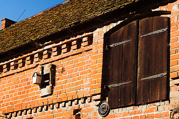 포토 JPG 해외이미지 농업 건축양식 창문 하늘 벽돌 사람없음 빨간색 파란색 햇빛 농장 갈색 셔터 외양간 밭일 옛날 해외포토 건축 산업 컬러 태양 파일형식 이미지허브