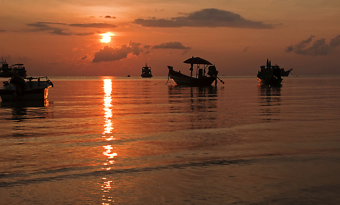 포토 JPG 해외이미지 구름 실루엣 아시아 섬 태국 자연 하늘 산 풍경 성인 사람없음 야외 관광지 뷰티 평화 일몰 기쁨 보트 택시 해외포토 자연요소 감정 나라 여행 컨셉 배_교통 승용차 자동차 촬영기법 사람 노을 생태계 파일형식 이미지허브