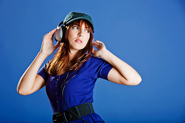 포토 JPG 해외이미지 백인 1 라이프스타일 응시 여자 음악 이어폰 포즈 백그라운드 갈색머리 한명 사람 20대 파란색 뷰티 머리 유행 헤드폰 듣기 신선 전화기 캡모자 해외포토 서양인 모자_잡화 헤어스타일 시선 컬러 음향기기 모션 문화예술 청년 생활 신체부위 파일형식 이미지허브
