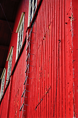 포토 JPG 해외이미지 벽 사다리 창문 불 출입구 주택 사람없음 야외 건물 목재 빨간색 계단 시골 긴급 탈출 오르기 해외포토 자연요소 나무 건축물 컬러 컨셉 재료 모션 도구 파일형식 이미지허브