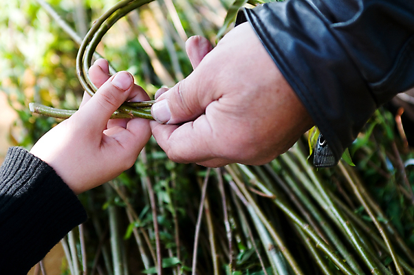포토 JPG 해외이미지 학생 전통 손 디자인 교육 어린이 패턴 부활절 나선형 사람없음 장식 소풍 갈색 바구니 공구 시골 원형 가르침 닫기 정상 천 버드나무 묘사 질감 밀짚 짜임 수공예 내추럴 솜씨 핸드메이드 해외포토 도형 나무 기념일 컬러 무늬 모션 사람 신체부위 야외활동 도구 직물 짚 공예 파일형식 이미지허브